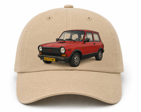 Klant haar eerste auto, met origineel kenteken op de pet.